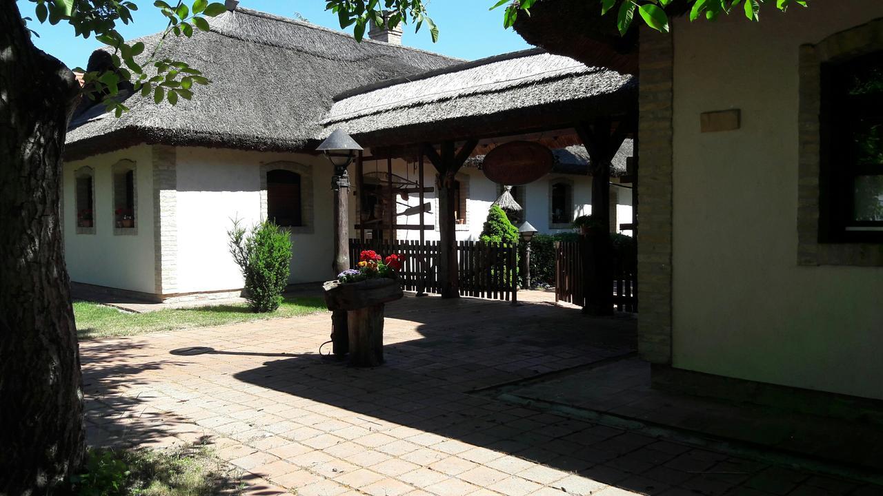 Hotel Hajoskert Vendeghaz Gönyů Exterior foto
